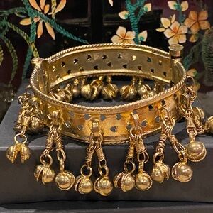 Elegant Gold Tone Bracelet with Dangling Charms